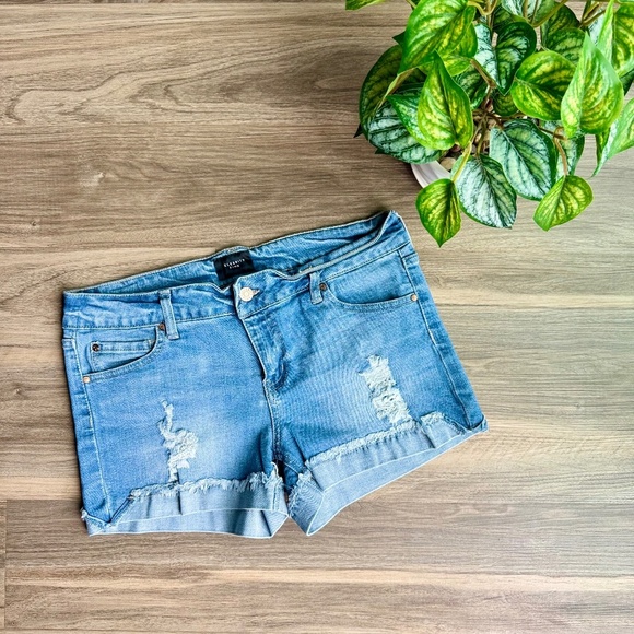 Celebrity Pink Distressed Mid-Rise Fringe-Cuff Denim Shorts – Size 9 / 29 - Picture 2 of 10